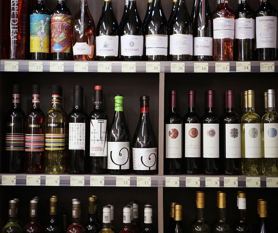 Molte bottiglie di vino. Come far riconoscere il proprio vino?